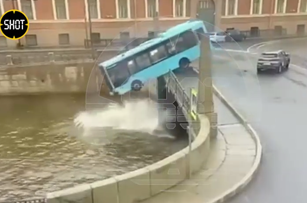 俄罗斯公车回转坠河酿7死！冲破栏杆画面曝光（图） - 1