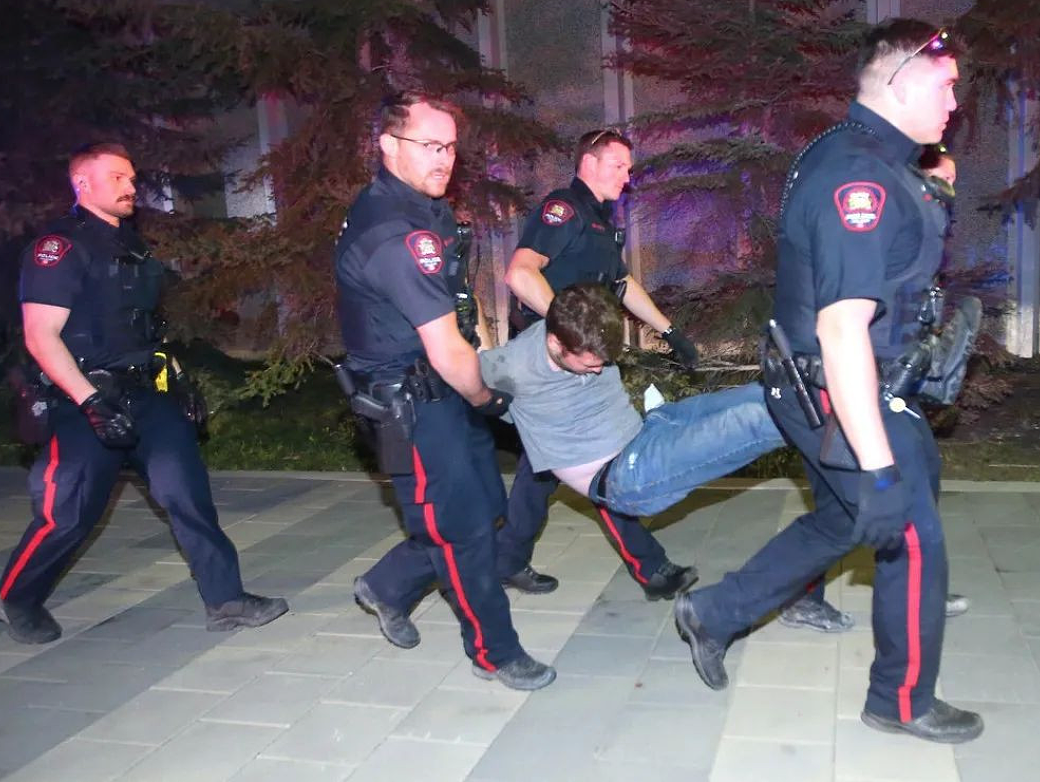 加拿大警方清除大学抗议营地：动用催泪瓦斯，闪光弹爆炸，多人被捕（组图） - 14