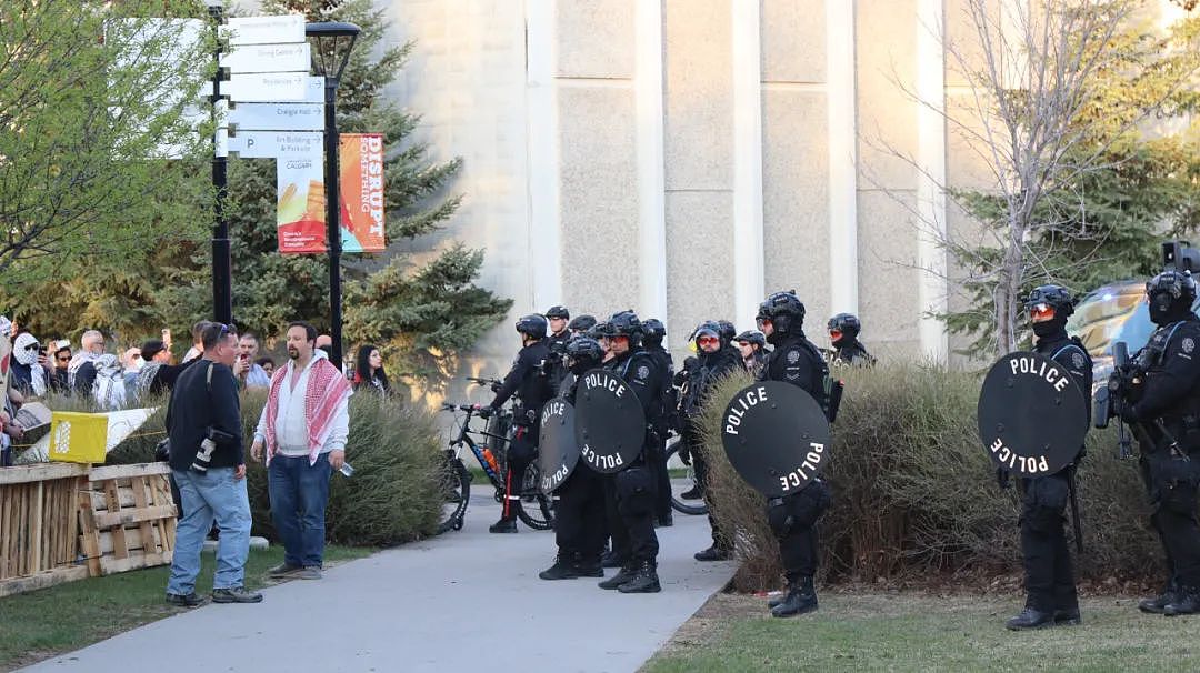 加拿大警方清除大学抗议营地：动用催泪瓦斯，闪光弹爆炸，多人被捕（组图） - 18