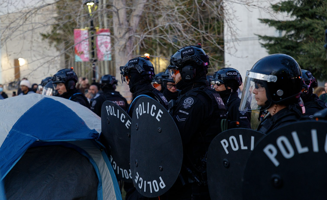 加拿大警方清除大学抗议营地：动用催泪瓦斯，闪光弹爆炸，多人被捕（组图） - 8