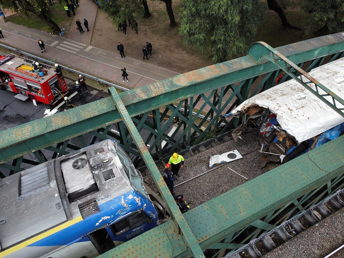 阿根廷2火车相撞，车厢脱轨漏油爆炸90伤（组图） - 1
