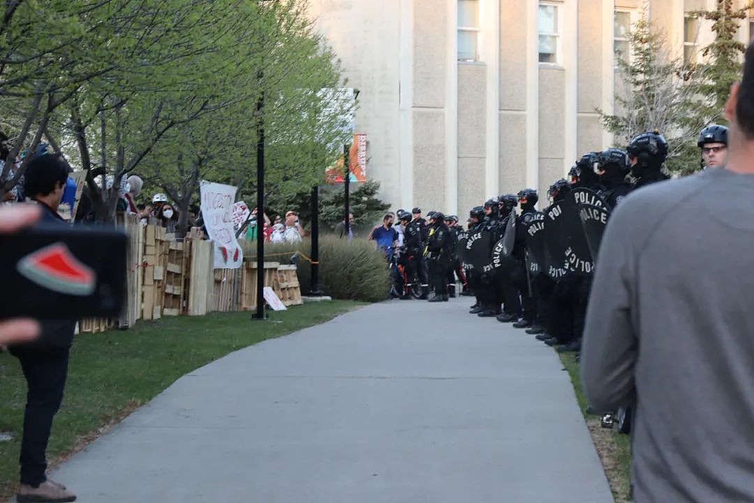 加拿大警方清除大学抗议营地：动用催泪瓦斯，闪光弹爆炸，多人被捕（组图） - 19