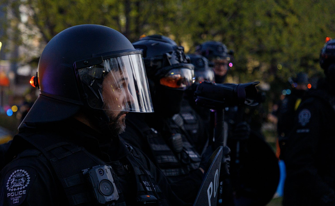 加拿大警方清除大学抗议营地：动用催泪瓦斯，闪光弹爆炸，多人被捕（组图） - 15