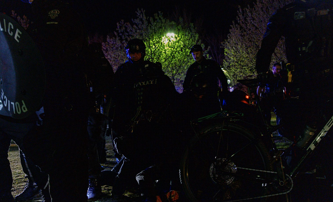 加拿大警方清除大学抗议营地：动用催泪瓦斯，闪光弹爆炸，多人被捕（组图） - 16