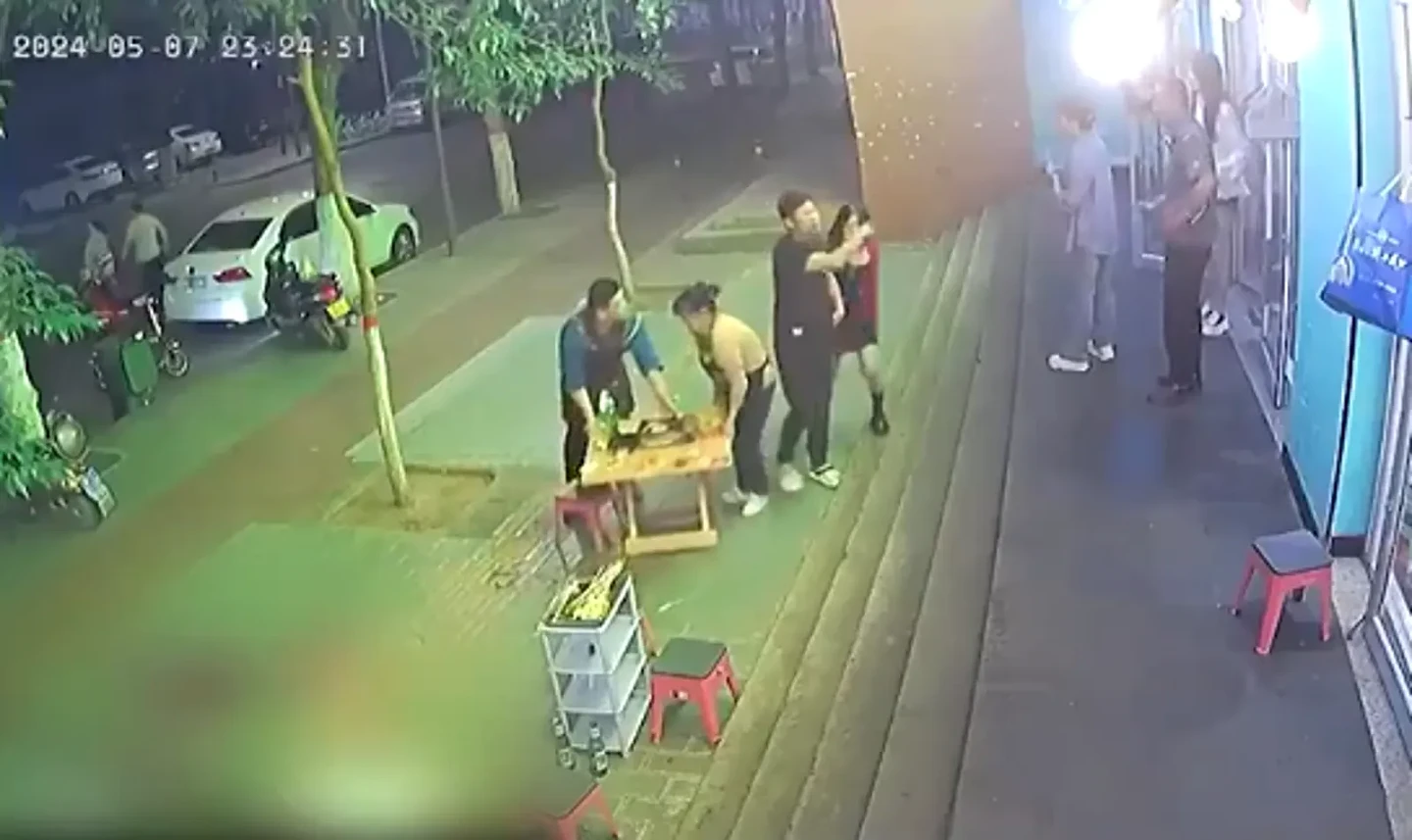 慎入！中国男子遭断脚筋“一刀毙命”，旁边食客“吃火锅比人命要紧”（视频/组图） - 3