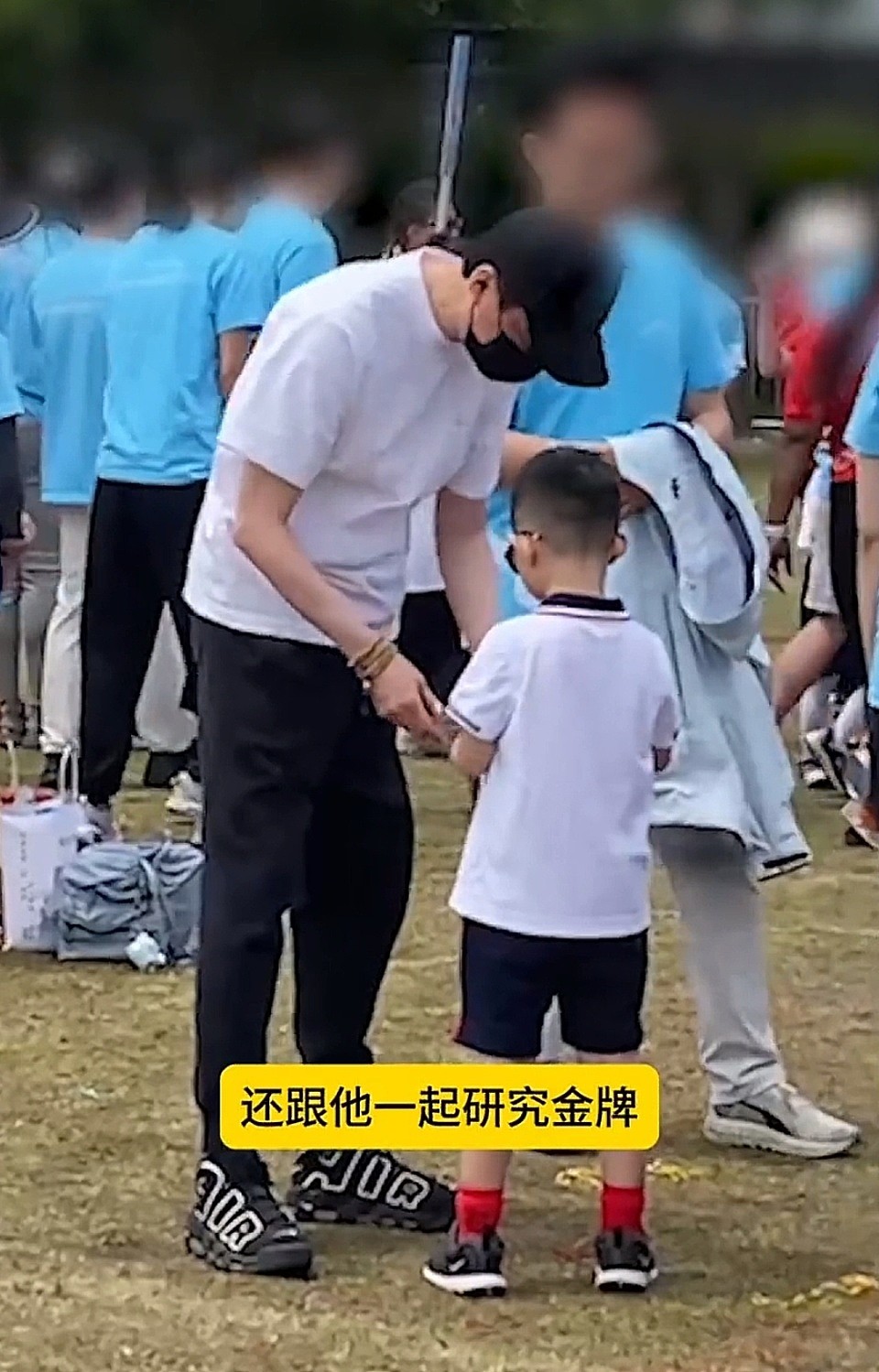 冯绍峰陪儿子参加亲子运动会，5岁想想超像妈妈，长成男版赵丽颖（组图） - 9