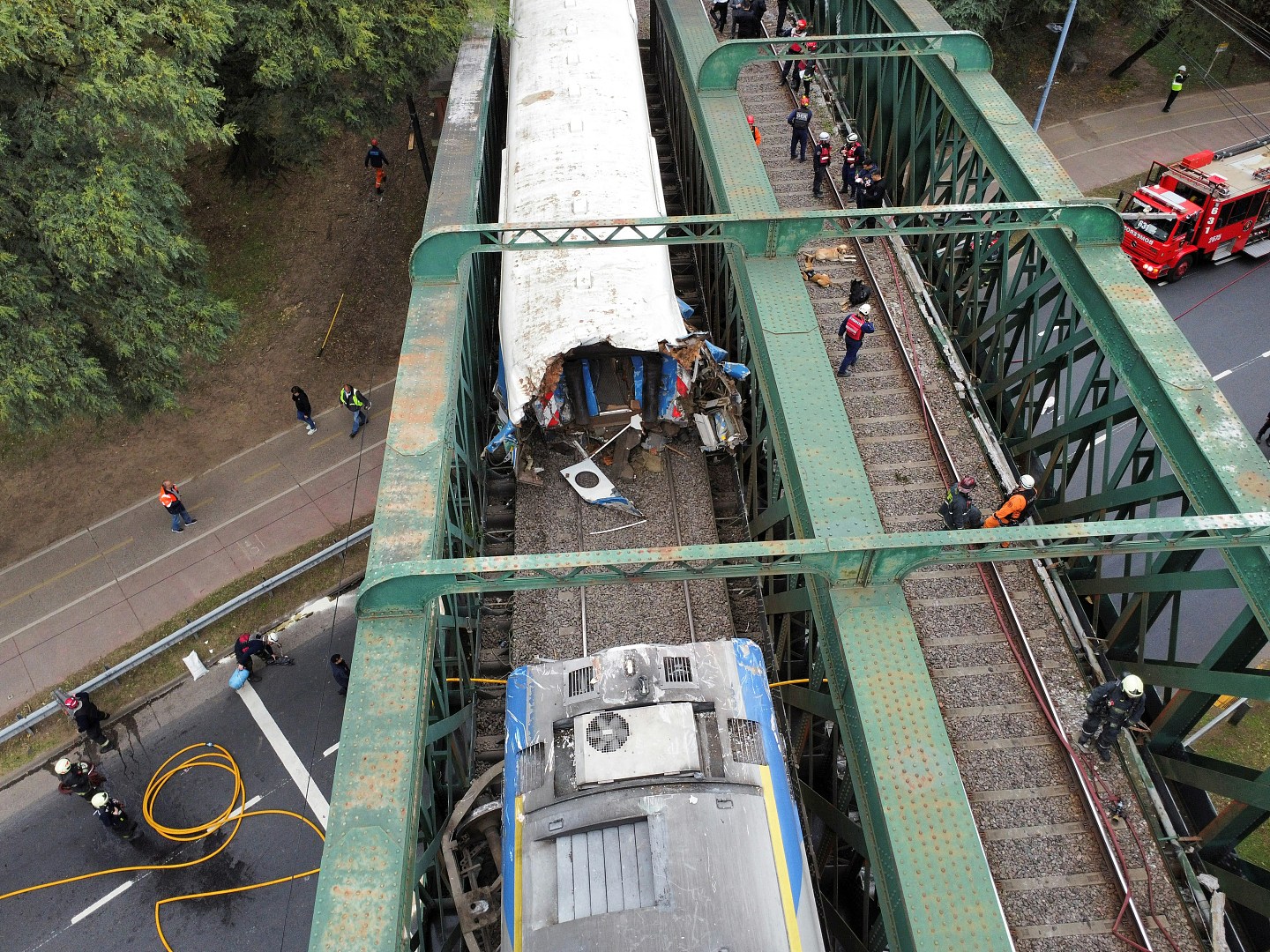 阿根廷2火车相撞，车厢脱轨漏油爆炸90伤（组图） - 2