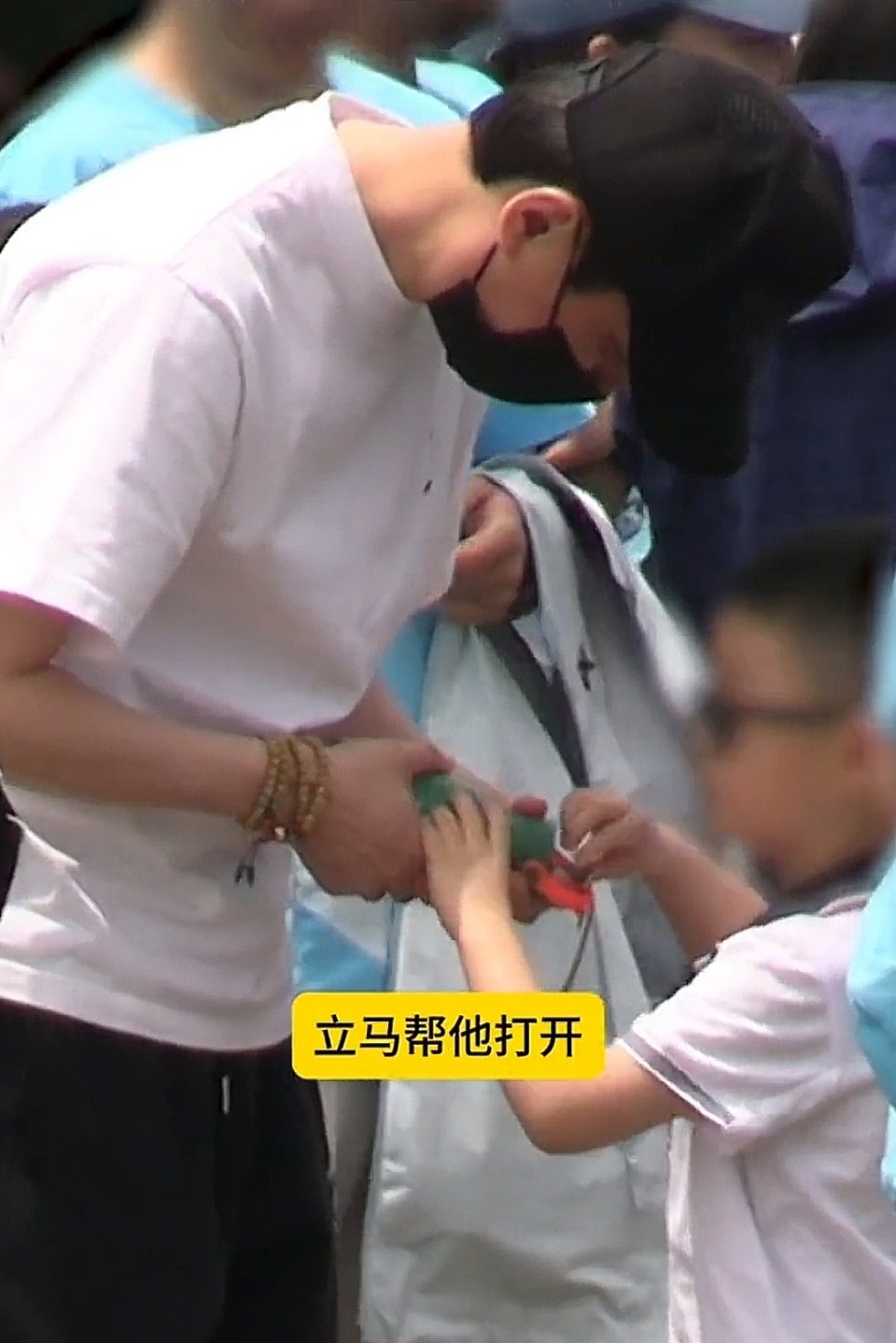 冯绍峰陪儿子参加亲子运动会，5岁想想超像妈妈，长成男版赵丽颖（组图） - 8