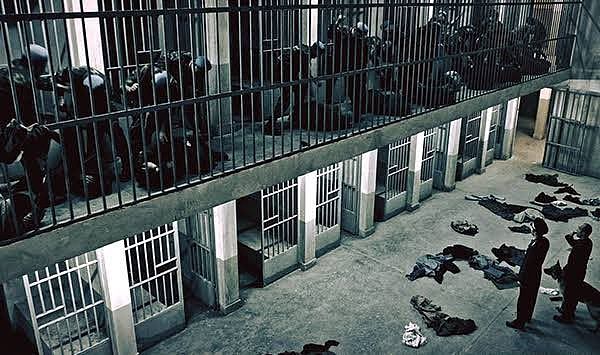土耳其监狱祭虐G酷刑！狱警放狗“咬囚犯生殖器”，电击阴茎逼军训（组图） - 3