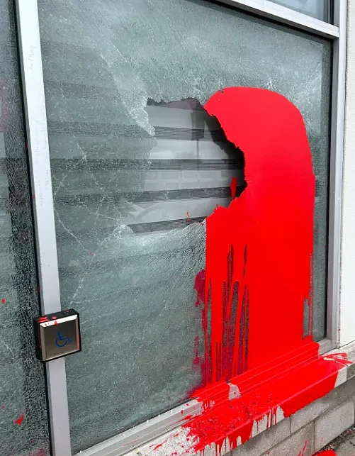 触目惊心！华人店家遭泼红漆“血洗“，3周内两次砸玻璃破门（组图） - 12