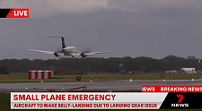 澳洲小客机起落架故障，3人空中盘旋4小时惊险降落（图）