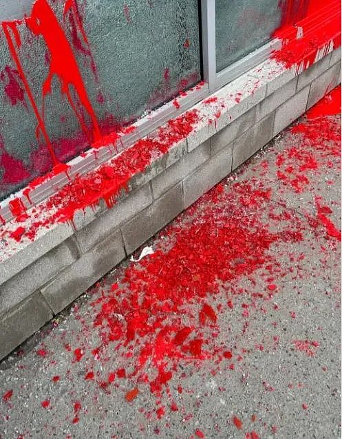 触目惊心！华人商家遭泼红漆“血洗“，3周内两次砸玻璃破门（组图） - 6