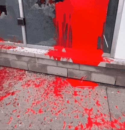 触目惊心！华人店家遭泼红漆“血洗“，3周内两次砸玻璃破门（组图） - 15