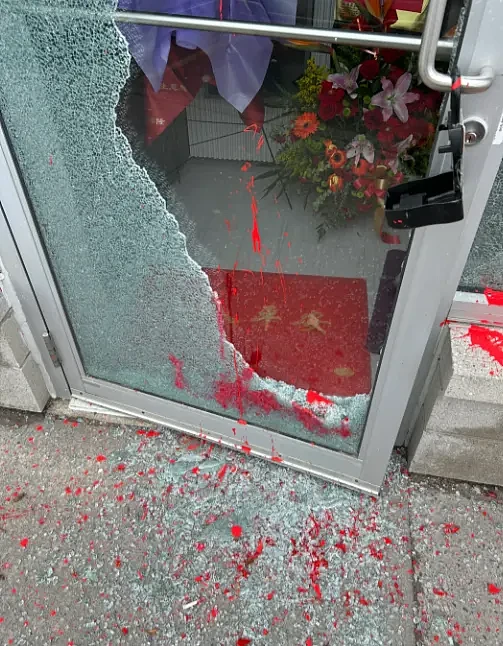 触目惊心！华人店家遭泼红漆“血洗“，3周内两次砸玻璃破门（组图） - 13
