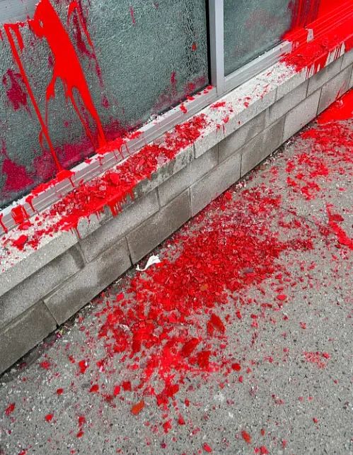 触目惊心！华人店家遭泼红漆“血洗“，3周内两次砸玻璃破门（组图） - 11
