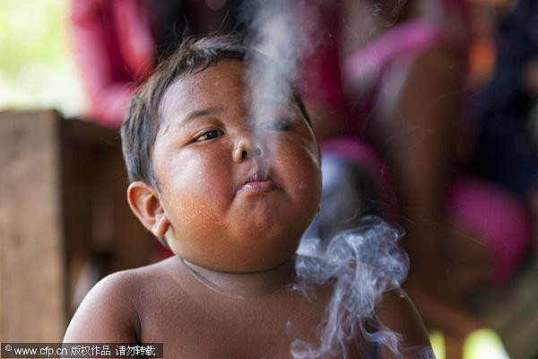 印尼2岁男童“每天抽40根烟”，吓坏全球！14年后现况曝光（视频/组图） - 1