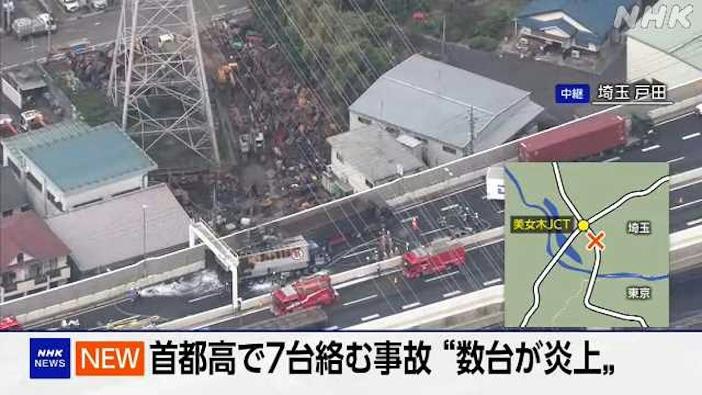 日本埼玉县公路7车“串烧”3车起火多人被困3死4伤！货车司机被捕（组图） - 3