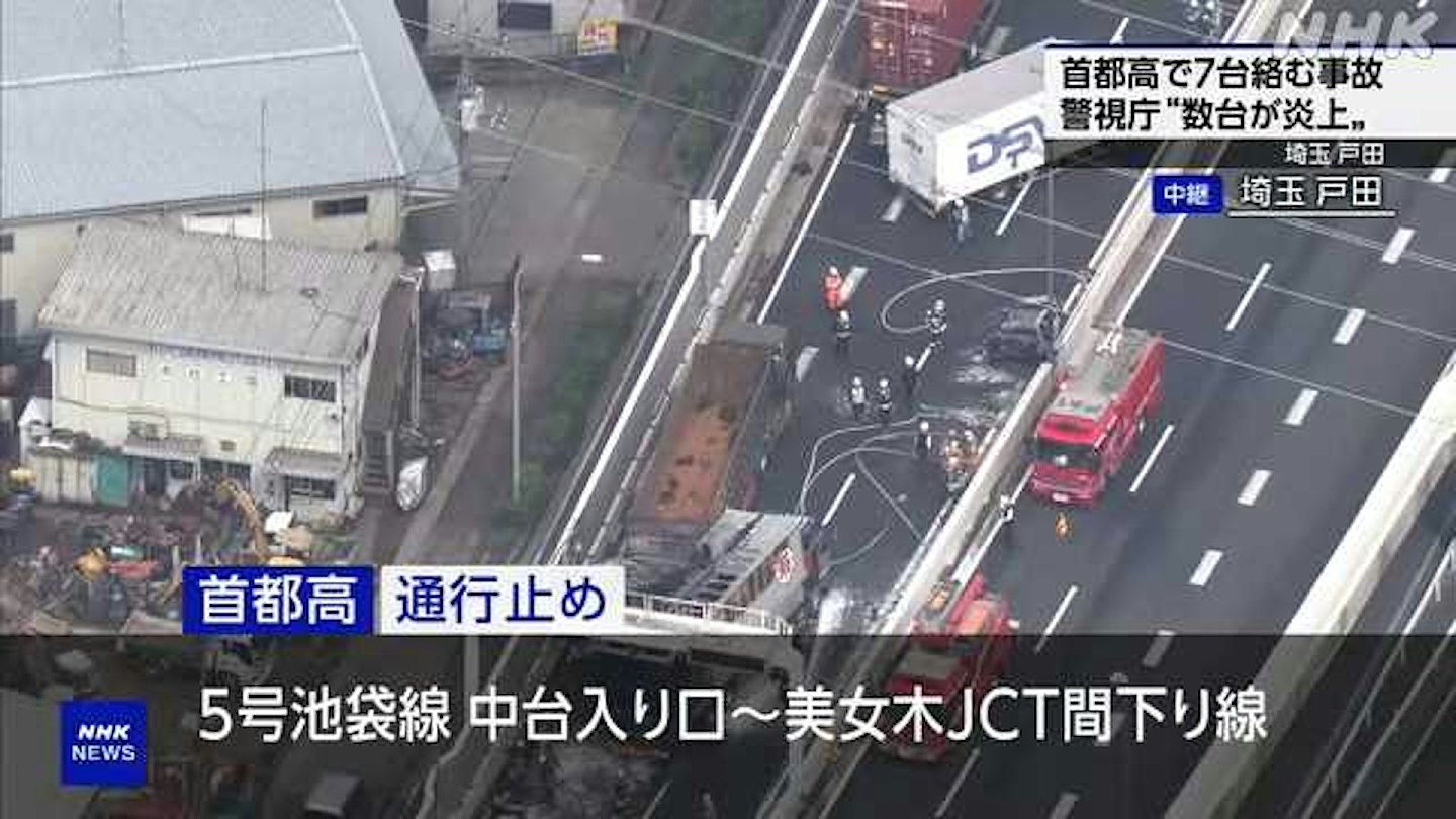 日本埼玉县公路7车“串烧”3车起火多人被困3死4伤！货车司机被捕（组图） - 4