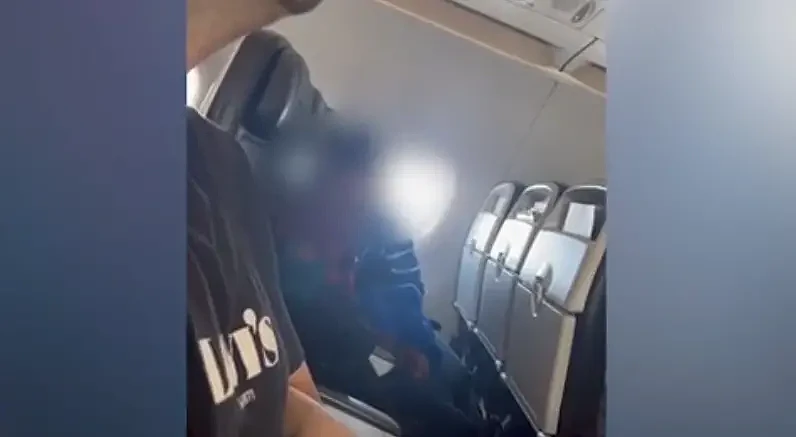 “长达20分钟”，国际航班上男女当众发生性行为，炸裂视频疯传（组图） - 2
