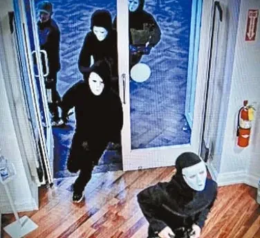 震惊！华人爱逛的“十个门”商场遭抢！5匪带面具持枪疯狂劫掠，迅速被缉拿归案（组图） - 2