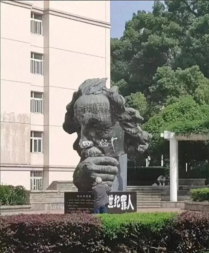 华中科技大学回应爱因斯坦雕塑遭涂鸦“大骗子”（组图） - 1