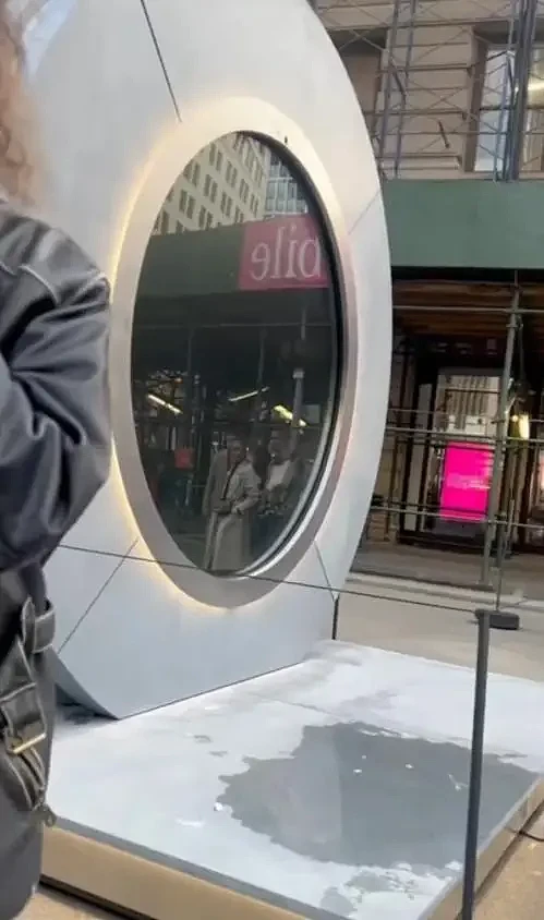 美国模特在纽约街头当众掀衣引热议，连接都柏林“传送门”被玩坏（组图） - 6