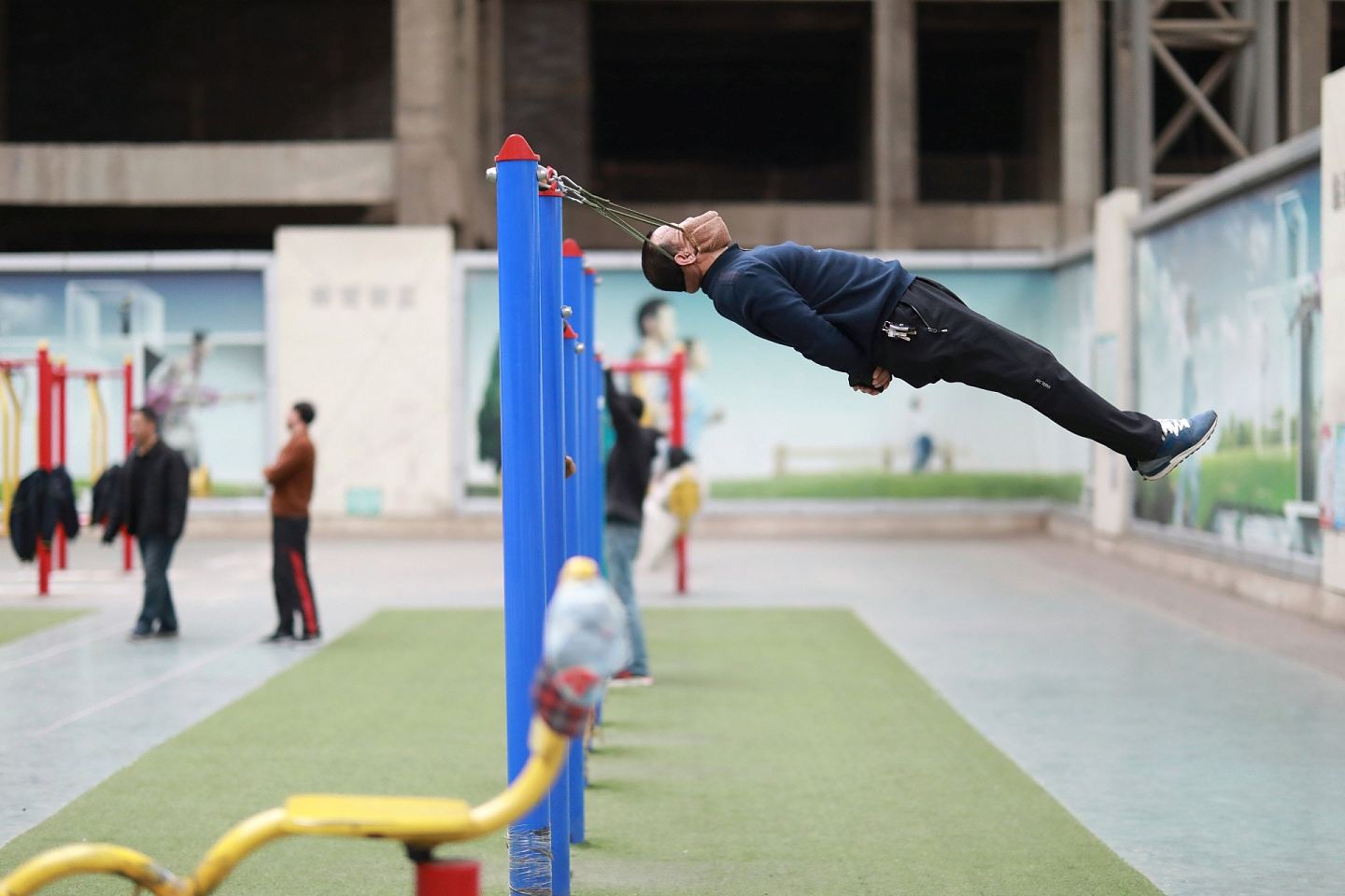 重庆男子“吊颈式”健身法想改善颈椎病，竟意外上吊身亡（组图） - 5