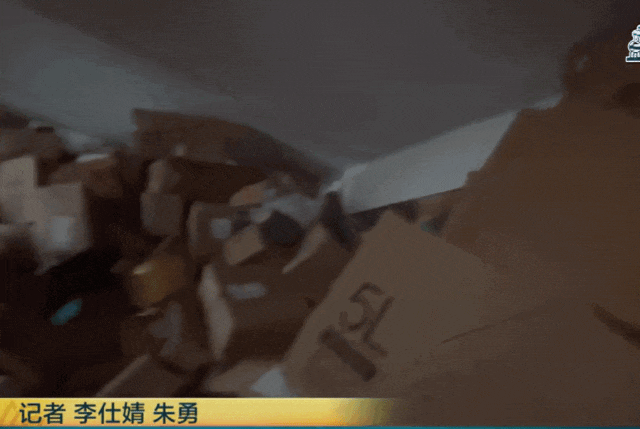 上海一独居阿婆一年网购开销超100w，只买不拆家里堆成“快递站”（组图） - 3