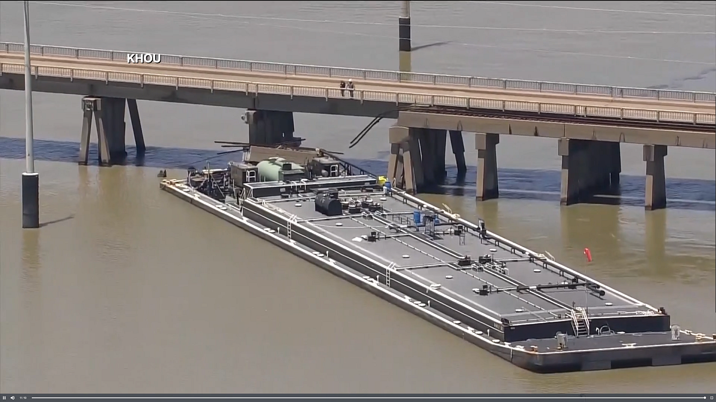 休斯敦附近发生驳船撞桥事故，桥墩坍塌、石油泄漏（图） - 1