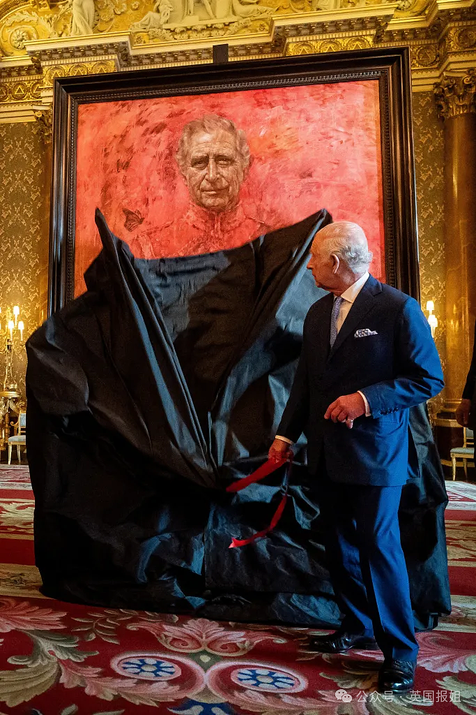 查尔斯揭幕新肖像吓呆网友！仿佛地狱撒旦全身鲜血，英王室流年不利像中邪？！（组图） - 43