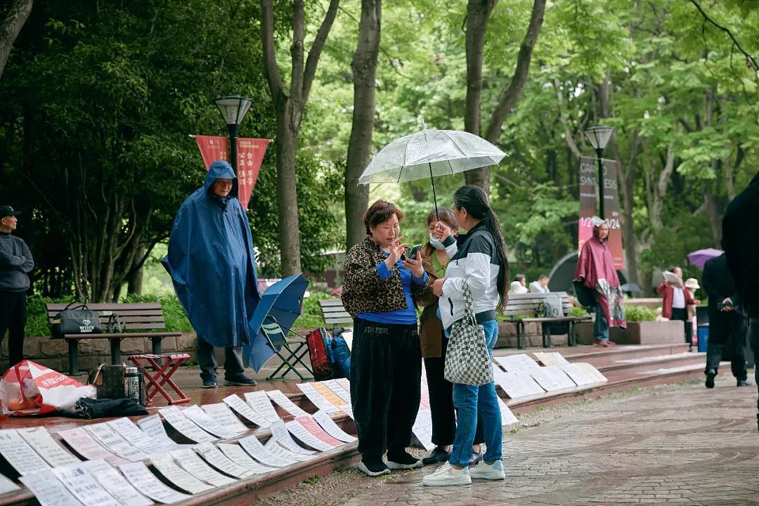 上海人民公园相亲角：“婚姻市场”里的终极鄙视链（组图） - 9
