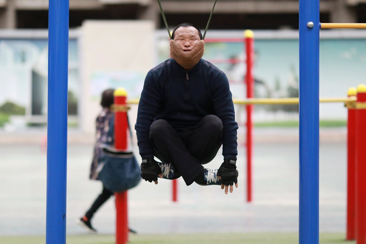 重庆男子“吊颈式”健身法想改善颈椎病，竟意外上吊身亡（组图） - 9
