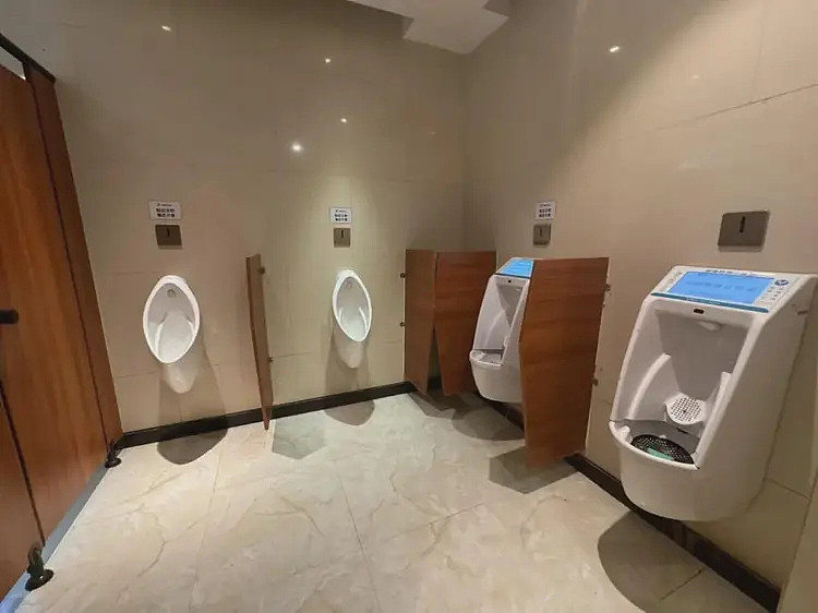 震惊！上海部分商场男厕所有了新功能，扫码支付19.9元就可以…网友直接乐了（组图） - 11