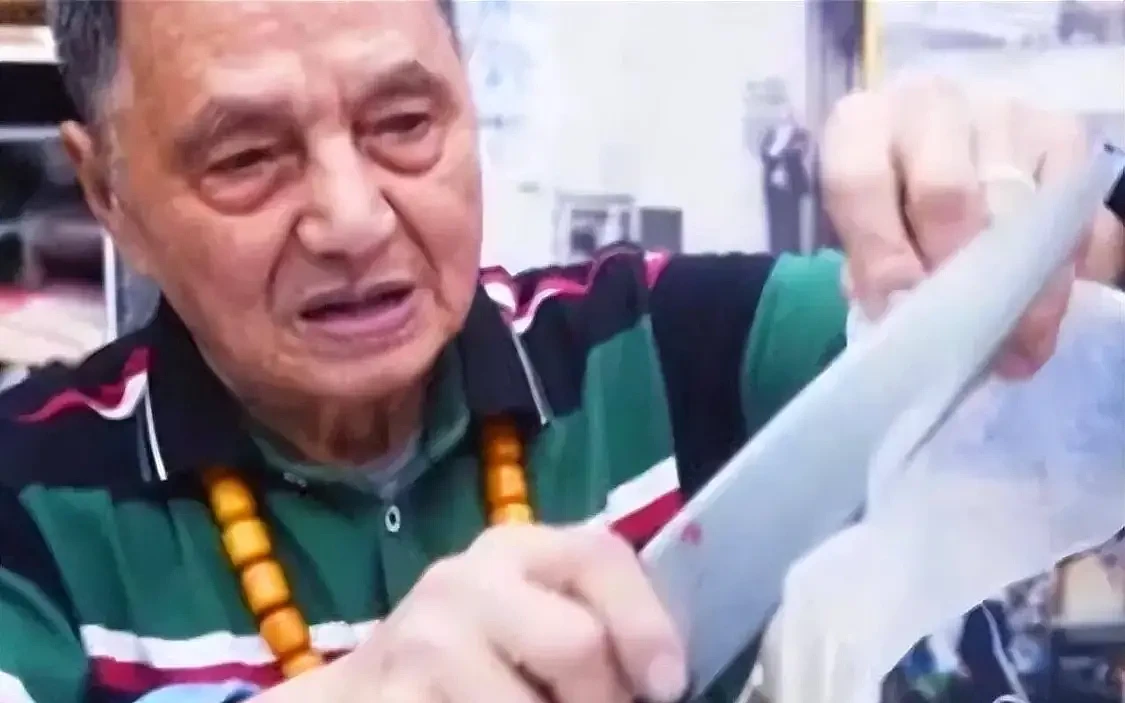 92岁香港刀王：已经磨刀80年，磨一把菜刀收费天价，顾客遍布全球（组图） - 13