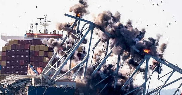 美国再发撞桥事件！桥墩断裂，铁路线倒塌，有人落水， 两月前事故船还泡水里，船员“坐牢“（组图） - 24
