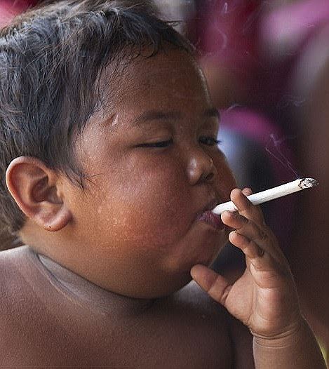 2岁男童吸烟成瘾每日食40支烟震撼全球，14年后惊人现况曝光（组图） - 4