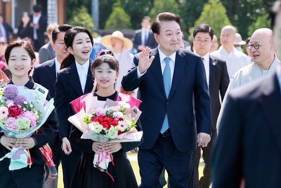 51岁韩国第一夫人归来，时隔169天和公众见面，“硅胶脸”仍白皙饱满（组图） - 1