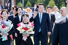 51岁韩国第一夫人归来，时隔169天和公众见面，“硅胶脸”仍白皙饱满（组图）