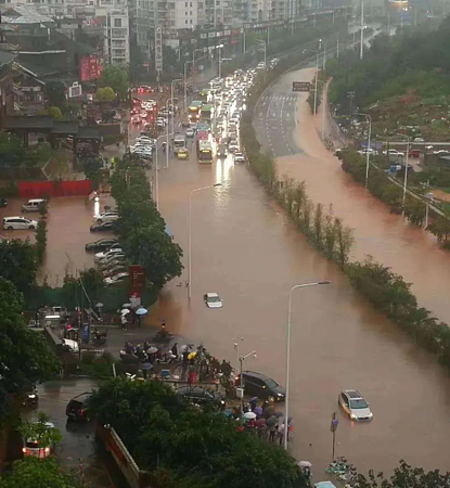 广西钦州小时雨量“破历史纪录”！多地淹水…半辆汽车泡水里（组图） - 4