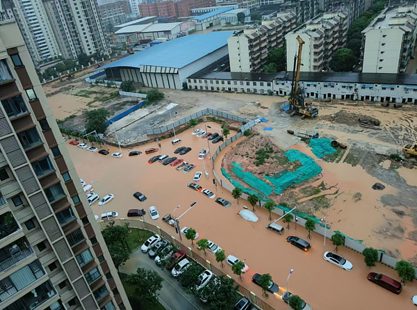 广西钦州小时雨量“破历史纪录”！多地淹水…半辆汽车泡水里（组图） - 5