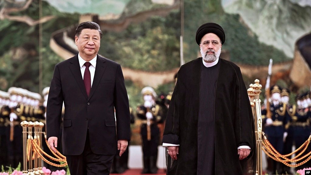 中国官媒将伊朗总统坠机归咎于美国制裁，海外中文网则称莱希为“德黑兰屠夫”（组图） - 1
