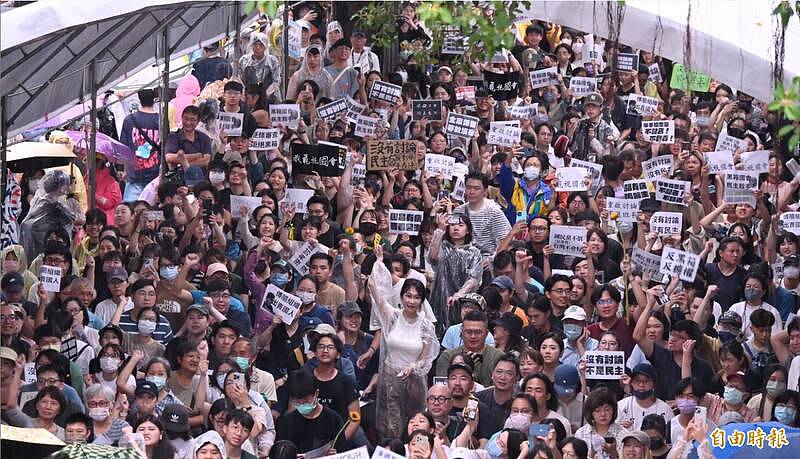 台湾3万人包围立法院抗议！蓝白拼国会扩权案24日再战（组图） - 4