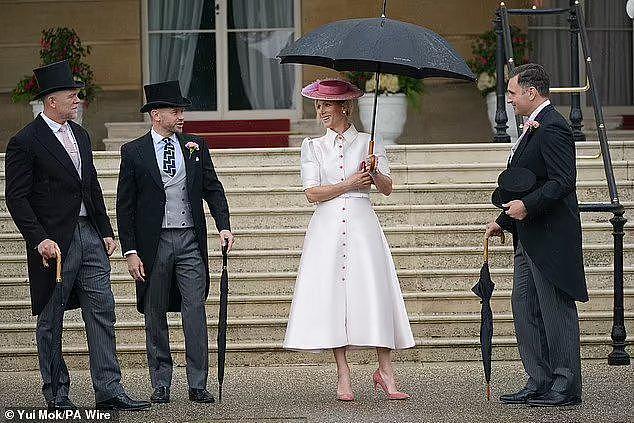 英国俩公主现身派对，捧场威廉填补凯特空缺，8年后终能媲美王妃（组图） - 8