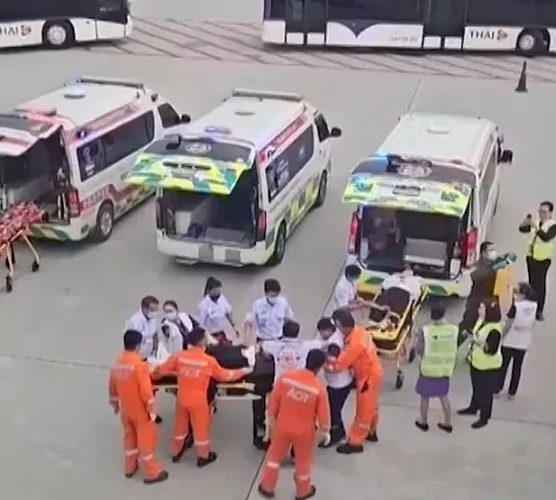 超恐怖！1死70伤，新加坡航空229人客机狂坠6000英尺，1/4是澳人，机舱到处是血，天花板被顶破（组图） - 14