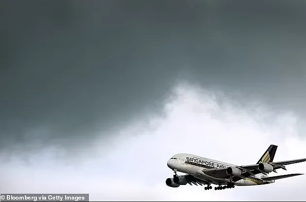 超恐怖！1死70伤，新加坡航空229人客机狂坠6000英尺，1/4是澳人，机舱到处是血，天花板被顶破（组图） - 23