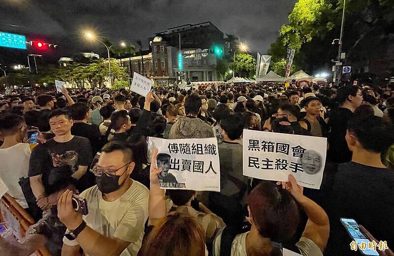 台湾3万人包围立法院抗议！蓝白拼国会扩权案24日再战（组图） - 3