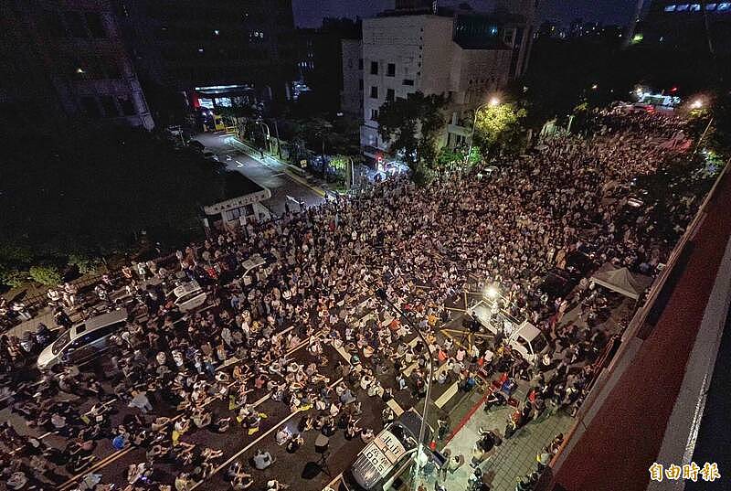 台湾3万人包围立法院抗议！蓝白拼国会扩权案24日再战（组图） - 2