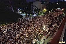 台湾3万人包围立法院抗议！蓝白拼国会扩权案24日再战（组图）