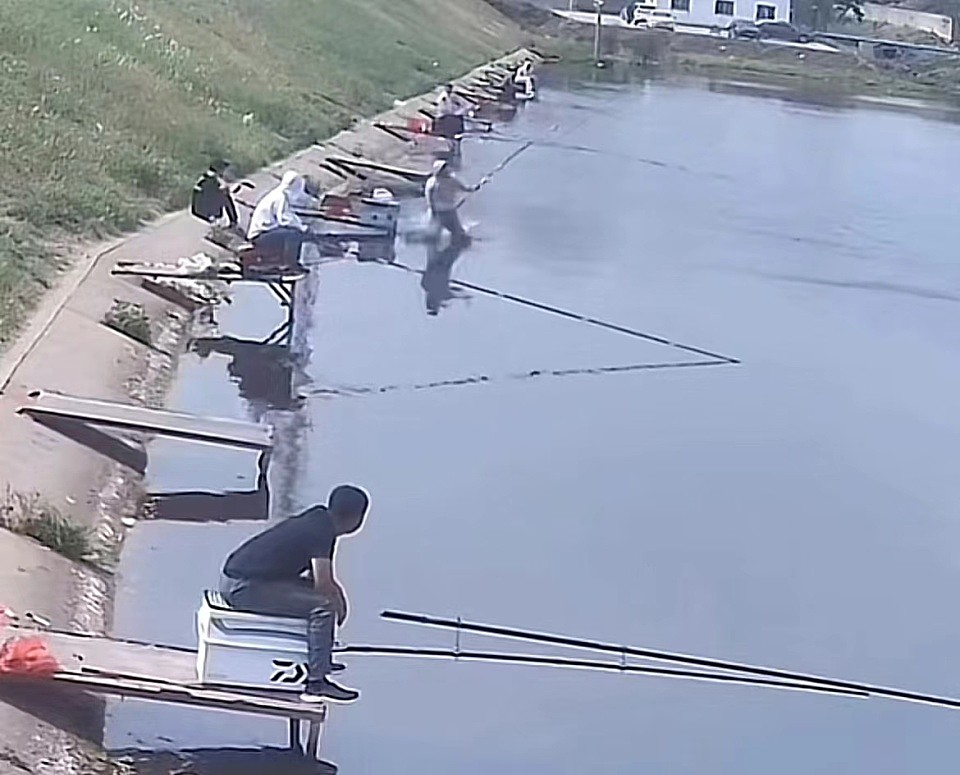 江苏连云港一男子钓鱼被20斤大鱼拽入湖中，钓鱼场：人和鱼都上岸了（视频/组图） - 2