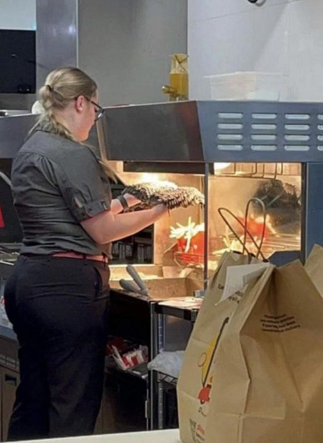 薯条暖灯下烘干脏拖把，员工照出餐，澳洲麦当劳被骂爆（图） - 1